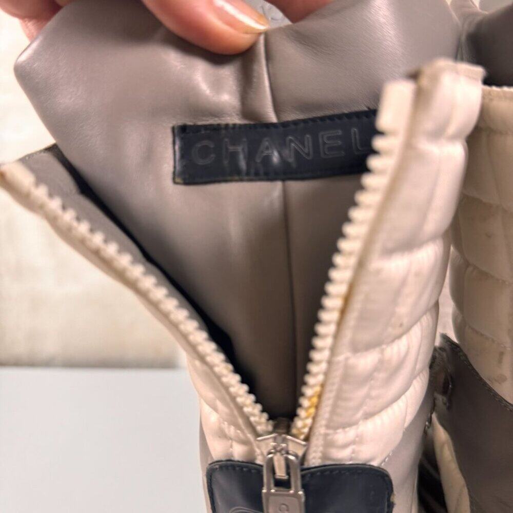 VINTAGE Chanel White & Gray Quilted Ski Boots Size 38. - Picture 16 of 16